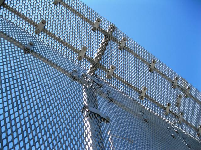 Hàng rào lưới dập giãn 